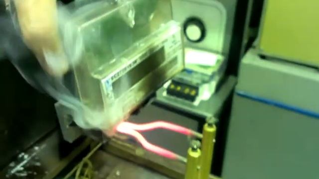 VIDEO испытания зажимной колодки платы) на не воспламеняемость смотреть онлайн
