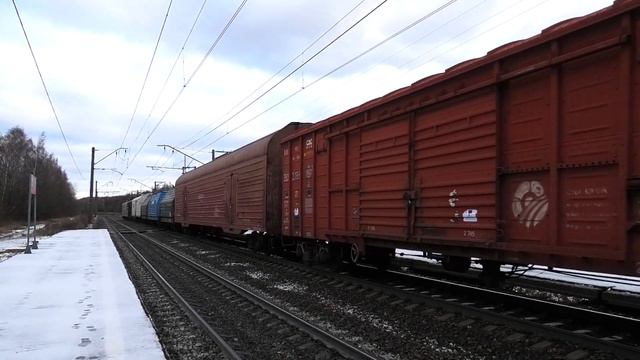 ВЛ10У-112 с грузовым поездом следует с остановкой на о.п. Ратмирово смотреть онлайн