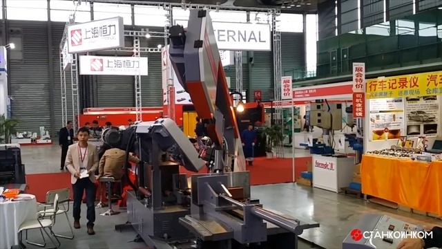 Полуавтоматический двусторонний ленточнопильный станок по металлу Chenlong смотреть онлайн