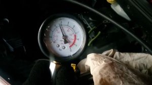Замер давления масла в двигателе Citroen C3 Picasso.