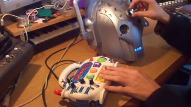 Circuit Bent Cyberman Voice Changer Helmet with Groovy Tunes смотреть онлайн