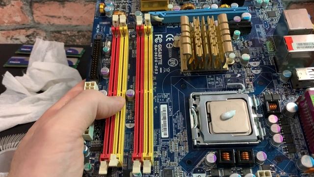 Замена термопасты на процессоре, наносим термопасту правильно, НЕ НАДО РАСТИРАТЬ КРЕДИТКОЙ ! смотреть онлайн