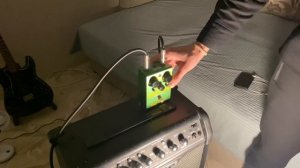 Подключил акустическую гитару к педали перегруза. Теперь это ЭЛЕКТРОГИТАРА!?