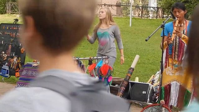 Индейцы в Мокасинах и футболках...) В Александровском парке. смотреть онлайн