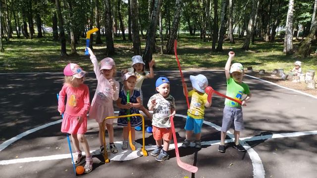 На прогулке летом смотреть онлайн