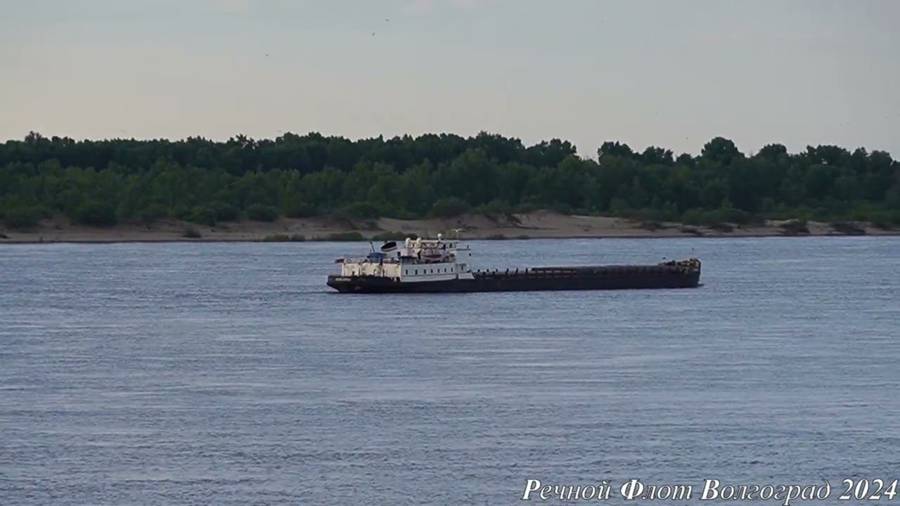 Теплоход ГОЛЬЯНЫ расходится с собратом РЯЖСК и уходит вниз по течению Волги матушки смотреть онлайн