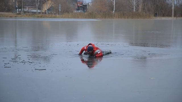 Костюм из ПЛЕНКИ для зимней рыбалки! ПЕРВЫЙ ЛЁД 2020 на беговых лыжах! смотреть онлайн