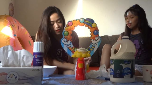 CAKE SPLAT CHALLENGE WITH MY SISTER | Patricia Cuevas смотреть онлайн