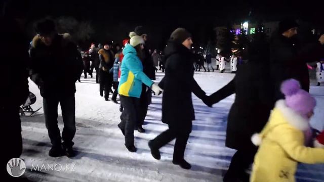 Народные гуляния в преддверии Нового года на центральной площади Карабалыка смотреть онлайн