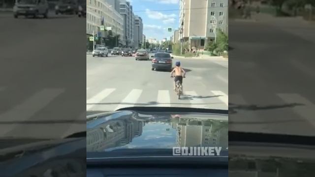 В Якутске шестилетний мальчик один едет на велосипеде по оживленной дороге смотреть онлайн