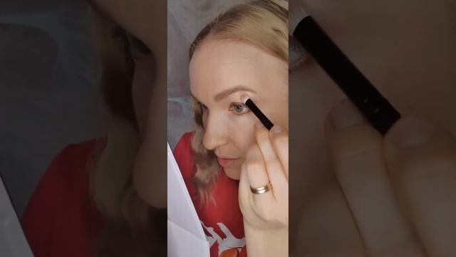 Новогодний макияж с помощью декоративной косметики Мирра.