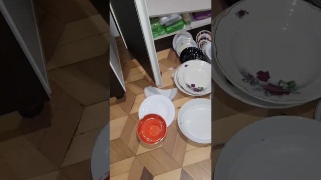 ✔Пришла домой, а там...и битые тарелки смотреть онлайн