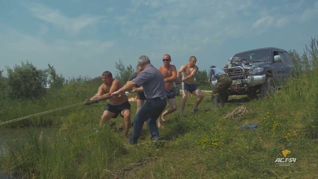 Вытащили утопленный X Trail из озера. Техпомощь Новосибирск.