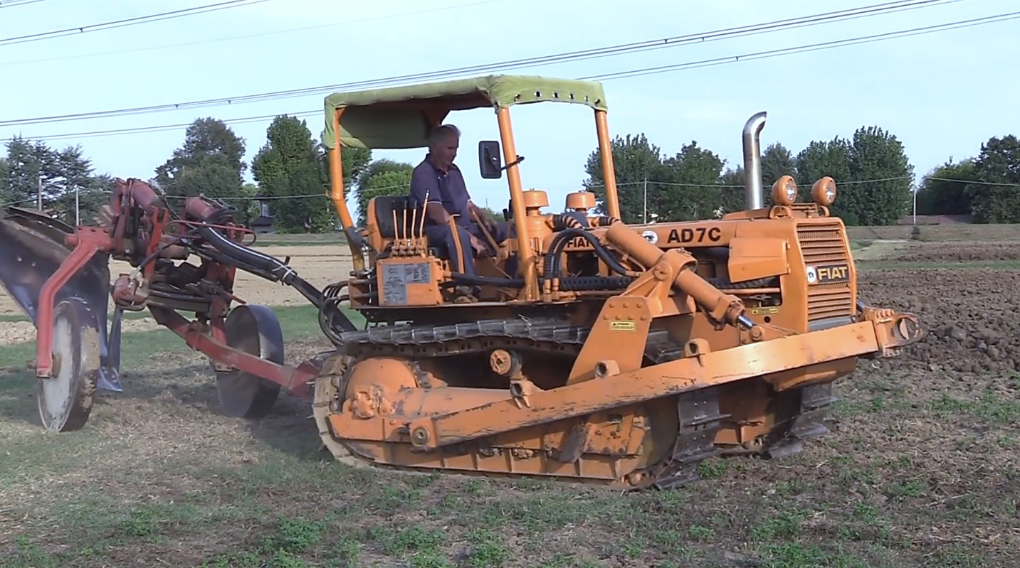 Гусеничный трактор FIAT 1968 года. Мощность: 74 л.с. смотреть онлайн