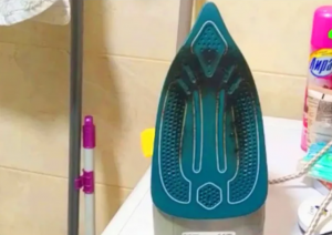 Лучший способ очистить утюг от нагара.