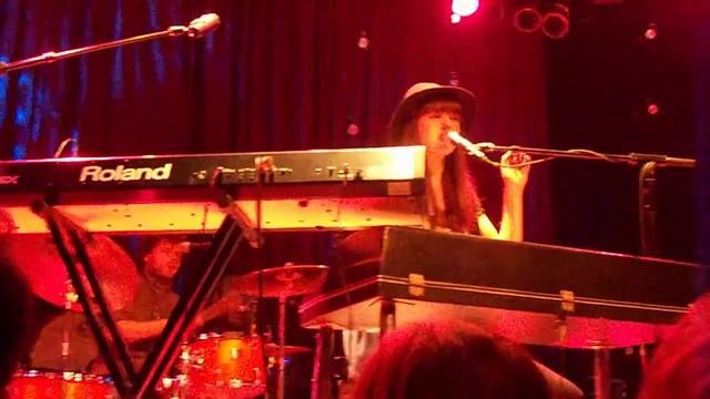 Diane Birch - "Nothing But A Miracle" смотреть онлайн