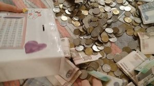 Открываем две копилки. Сколько денег получилось накопить за год