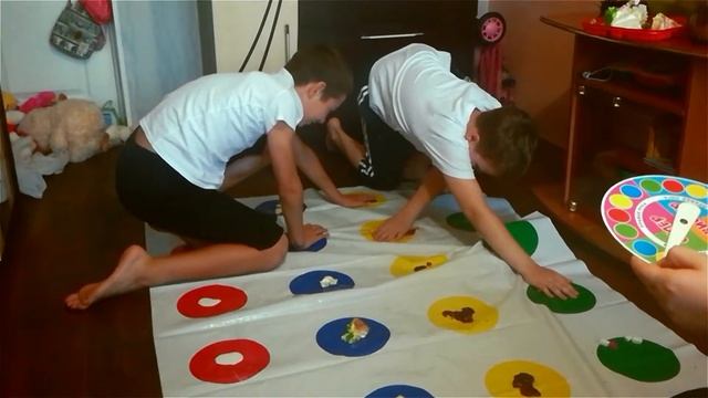 Игра Опасный Твистер. Deadly Twister. Торт, клей и какашки. смотреть онлайн