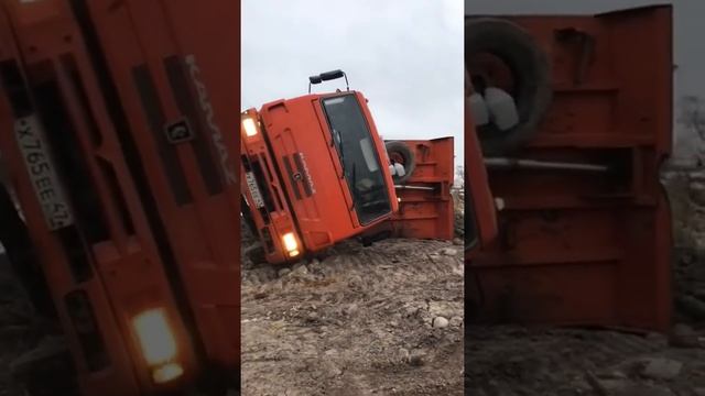 парень испугался даже забыл как заглушить КамАЗ смотреть онлайн