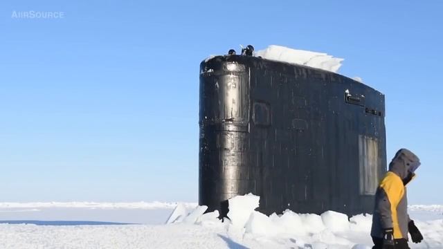 "Трудное всплытие" АПЛ США не смогла преодолеть лед Арктики на Северном полюсе смотреть онлайн