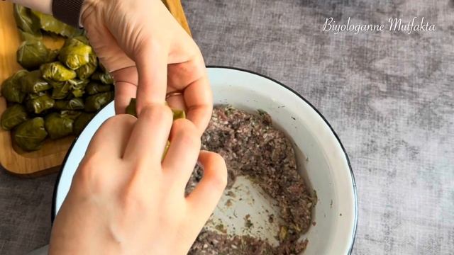 BİR YİYEN BİR DAHA TADINI UNUTAMIYOR ? LEZZETİYLE DAMAK ÇATLATAN YAPRAK DOLMA | Yarpaq Dolması?? смотреть онлайн