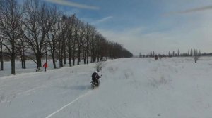 Катаемся за городом на мотоцикле по снегу..