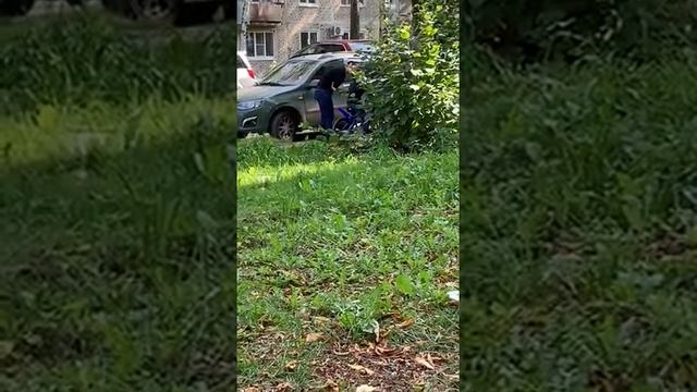 Женщина бьет ребенка за то, что он не может научиться езде на велосипеде. смотреть онлайн