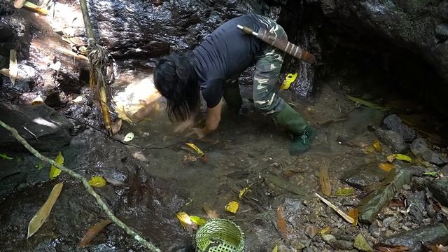 Knitting Bamboo Baskets, Stream Fishing, Wild Food, Catch And Cook: Survival Alone | EP.256