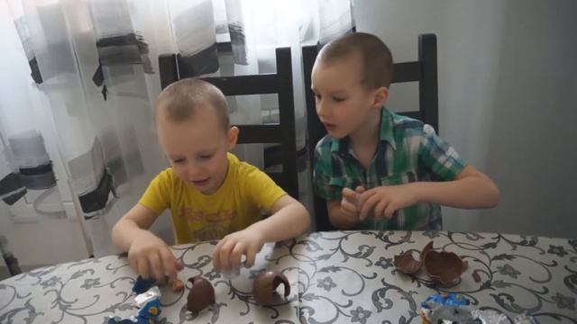 Дети открывают киндеры / Много киндер сюрпризов смотреть онлайн