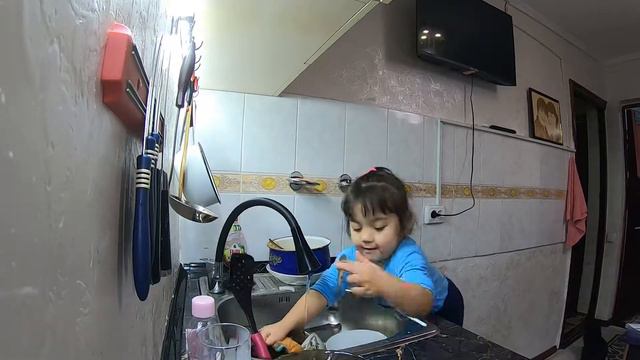 Шафиза в 3 года уже моет посуду! смотреть онлайн