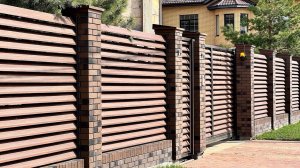 Металлические заборы-жалюзи от производителя Ферумсталь "под ключ" в Московской области.