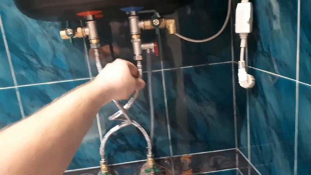 Подключение водонагревателя к водопроводу в квартире смотреть онлайн