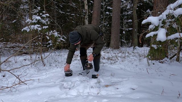 Winter Forest Shelter under a Fallen Tree | Survival | Bushcraft | Campfire Cooking смотреть онлайн