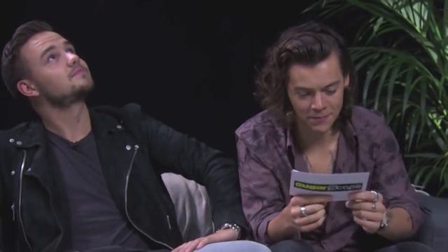 One Direction play The Serious Lyrics Game смотреть онлайн