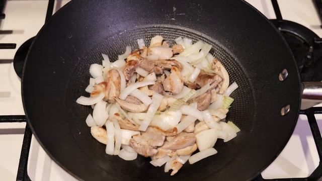 Готовим дома в воке (куриное бедро с овощами и спагетти) смотреть онлайн