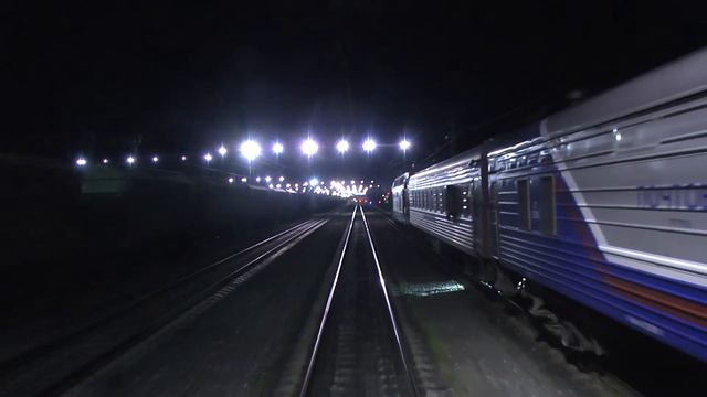 Вид из хвоста поезда - ночная остановка на ст.Обозерская смотреть онлайн
