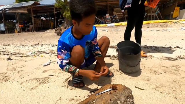 EATING UOK or COCONUT WORM🐛 смотреть онлайн
