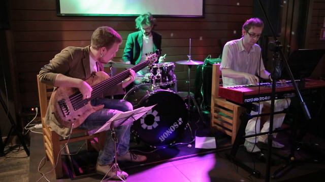 Vetok.net Jazz Trio - Cтарый клен (А. Пахмутова) смотреть онлайн