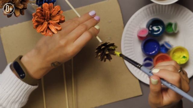 Осенние поделки из природного материала. Как сделать из шишек яркий букет? смотреть онлайн