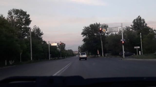 Даже маленький ребенок знает что красный сигнал светофора означает смотреть онлайн