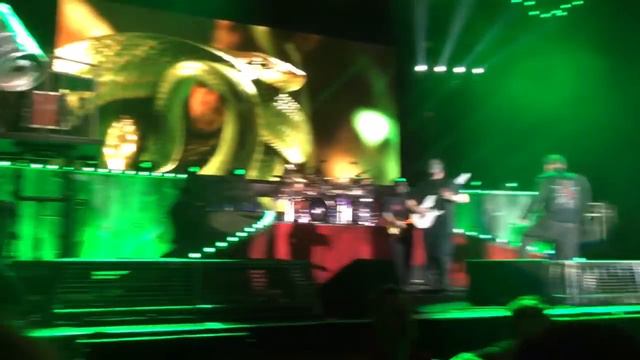 Corey Slipknot almost knocks out Jim Root, Birmingham 2016 смотреть онлайн