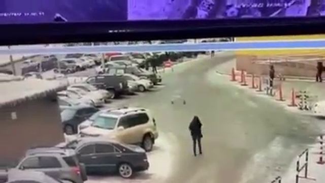 Тележка повредила автомобиль в Южно-Сахалинске смотреть онлайн