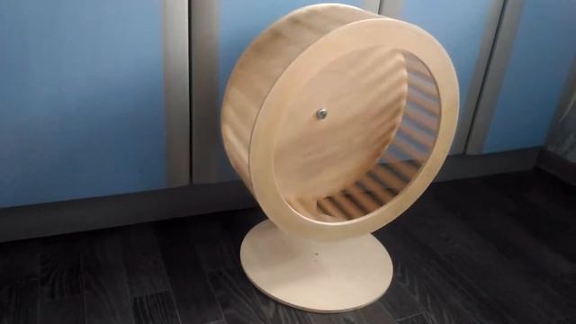 Колесо для белки на подставке. Диаметр 40см. смотреть онлайн