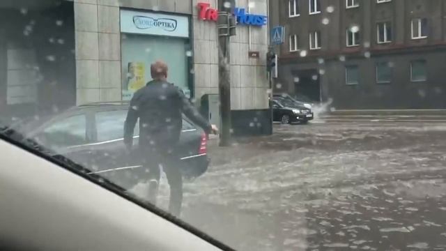 Мужчина выбежал из машины в жуткий ливень , посмотрите зачем он это сделал! смотреть онлайн
