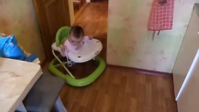 Как правильно пользоваться ходунками. Учим ребенка ходить. смотреть онлайн