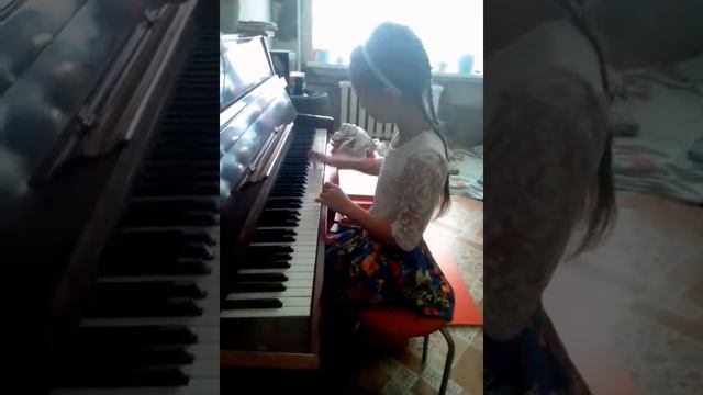 Моя подруга играет на пианино :) смотреть онлайн