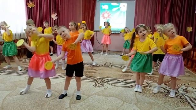 танец в детском саду «Смайлики», муз.рук. Финогенова Н.Г. смотреть онлайн