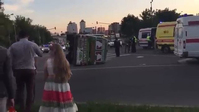 Маршрутка с пассажирами опрокинулась на пересечении Солнечной аллеи и Панфиловского проспекта смотреть онлайн