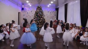 Песня "Ой летят, летят снежинки" старшая группа.