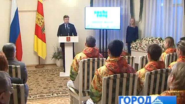 Губернатор Андрей Шевелёв наградил почетных факелоносцев смотреть онлайн